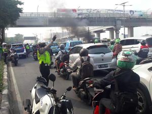 Mobil Terbakar di Tol Dalam Kota Arah Cawang, Lalu Lintas Padat