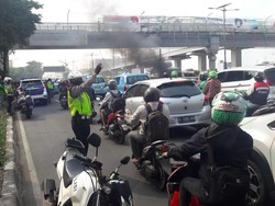 Mobil Terbakar di Tol Dalam Kota Arah Cawang, Lalu Lintas Padat