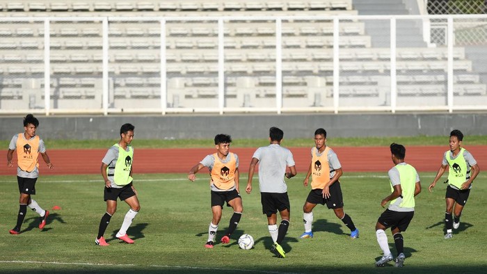 Pesepak bola Timnas U-19 berlatih di Stadion Madya, Kompleks Gelora Bung Karno Senayan, Jakarta, Jumat (28/8/2020). Sebanyak 20 pesepak bola Timnas U-19 akan berangkat menuju Kroasia untuk menjalani pemusatan latihan. ANTARA FOTO/Puspa Perwitasari/pras.