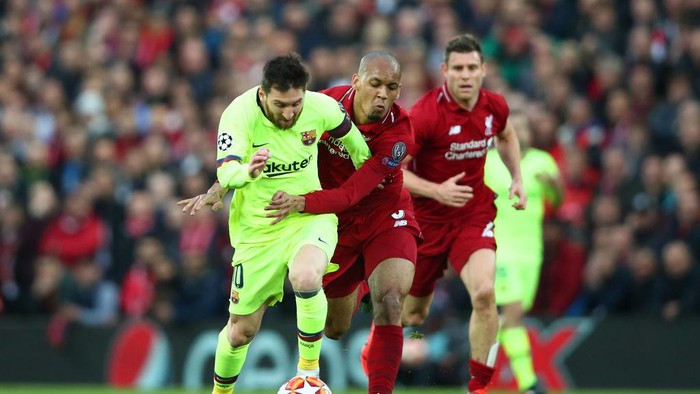 LIVERPOOL, ENGLAND - MAY 07:  Lionel Messi of Barcelona battles for possession with Fabinho of Liverpool during the UEFA Champions League Semi Final second leg match between Liverpool and Barcelona at Anfield on May 07, 2019 in Liverpool, England. (Photo by Clive Brunskill/Getty Images)
