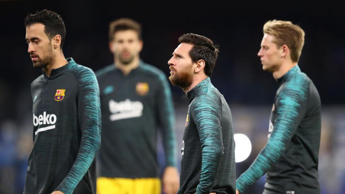 Frenkie de Jong (kanan) dan Lionel Messi (tengah). (Foto: Michael Steele/Getty Images)