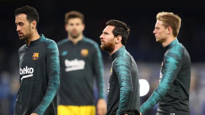 NAPLES, ITALY - FEBRUARY 25: Sergio Busquets, Lionel Messi and Frenkie de Jong of FC Barcelona warm up prior to the UEFA Champions League round of 16 first leg match between SSC Napoli and FC Barcelona at Stadio San Paolo on February 25, 2020 in Naples, Italy. (Photo by Michael Steele/Getty Images)