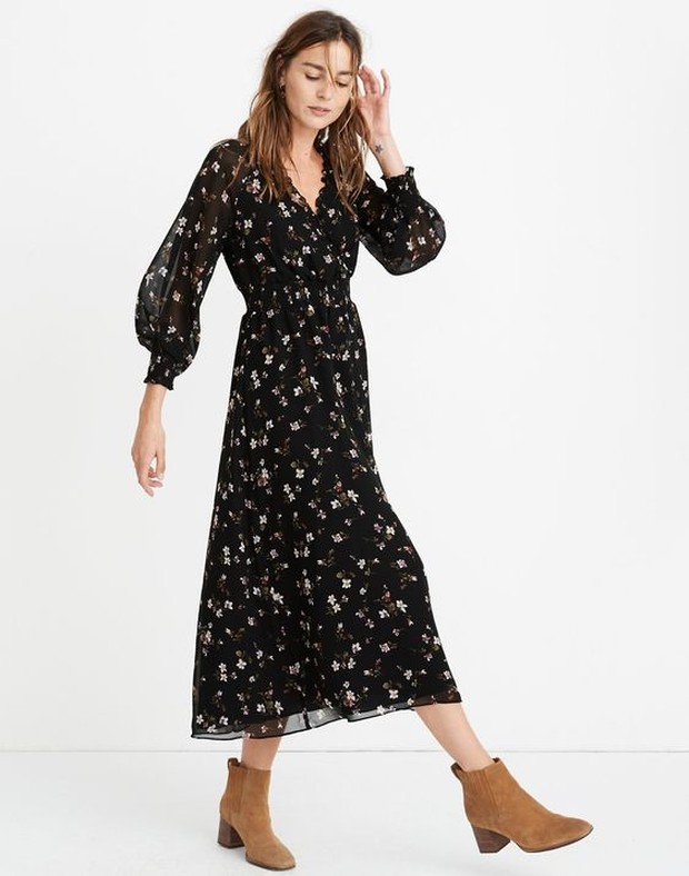 Long sleeve dress punya bahan tipis, jatuh, dan memiliki berbagai warna serta motif.