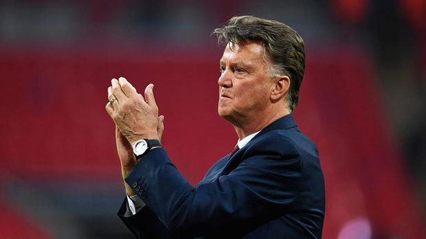 LONDON, ENGLAND - MAY 21:  Louis van Gaal Manager of Manchester United applauds the fans after winning The Emirates FA Cup Final match between Manchester United and Crystal Palace at Wembley Stadium on May 21, 2016 in London, England. Man Utd won 2-1 after extra time.  (Photo by Mike Hewitt/Getty Images)