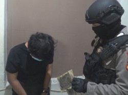Polisi Tangkap Basah Mahasiswa PTS di Makassar Sedang Isap Ganja