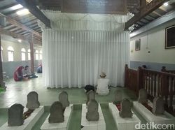 Sambut Ramadan, Warga Ziarah-Makan Ingkung di Makam Sunan Muria Kudus