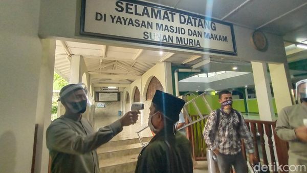 Potret Kompleks Makam Sunan Muria dengan Protokol Kesehatan