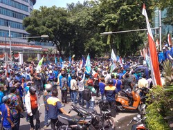 Buruh Demo Tolak Omnibus Law, Jalan di Depan Kantor Walkot Medan Ditutup