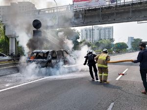 Mobil Terbakar Jangan Disiram Air! Ini yang Harus Dilakukan Mobil Terbakar Jangan Disiram Air! Ini yang Harus Dilakukan