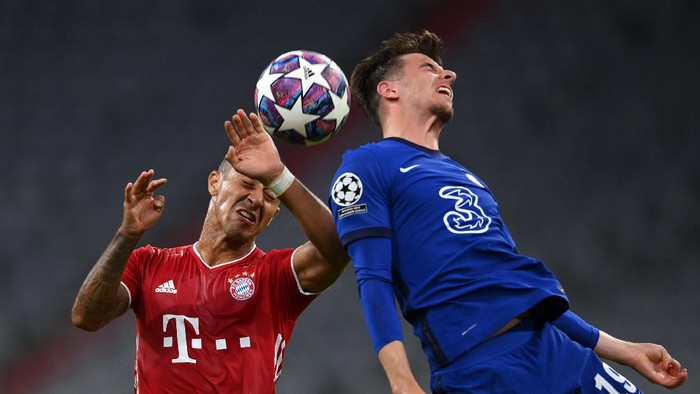 MUNICH, GERMANY - AUGUST 08: Thiago Alcantara of Bayern Munich  battles for possession in the air with Mason Mount of Chelsea during the UEFA Champions League round of 16 second leg match between FC Bayern Muenchen and Chelsea FC at Allianz Arena on August 08, 2020 in Munich, Germany. (Photo by Matthias Hangst/Getty Images)
