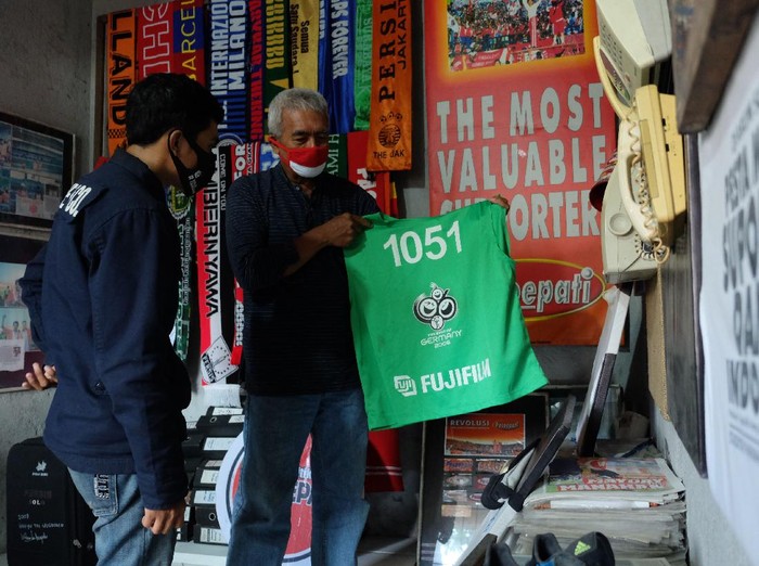 Museum Titik Nol Pasoepati tak boleh dilewatkan oleh para pencinta sepakbola. Di sana pengunjung dapat melihat ragam pernak-pernik klub sepakbola dari Indonesia