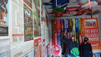 Pengunjung mengamati berbagai koleksi pernak-pernik suporter dan klub-klub sepak bola dari Indonesia di Museum Titik Nol Pasoepati, Solo, Jawa Tengah, Rabu (2/9/2020). 
