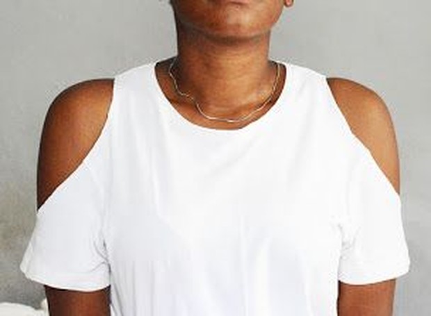 Potongan off shoulder ini akan memberikan kesan garis bahu yang indah.