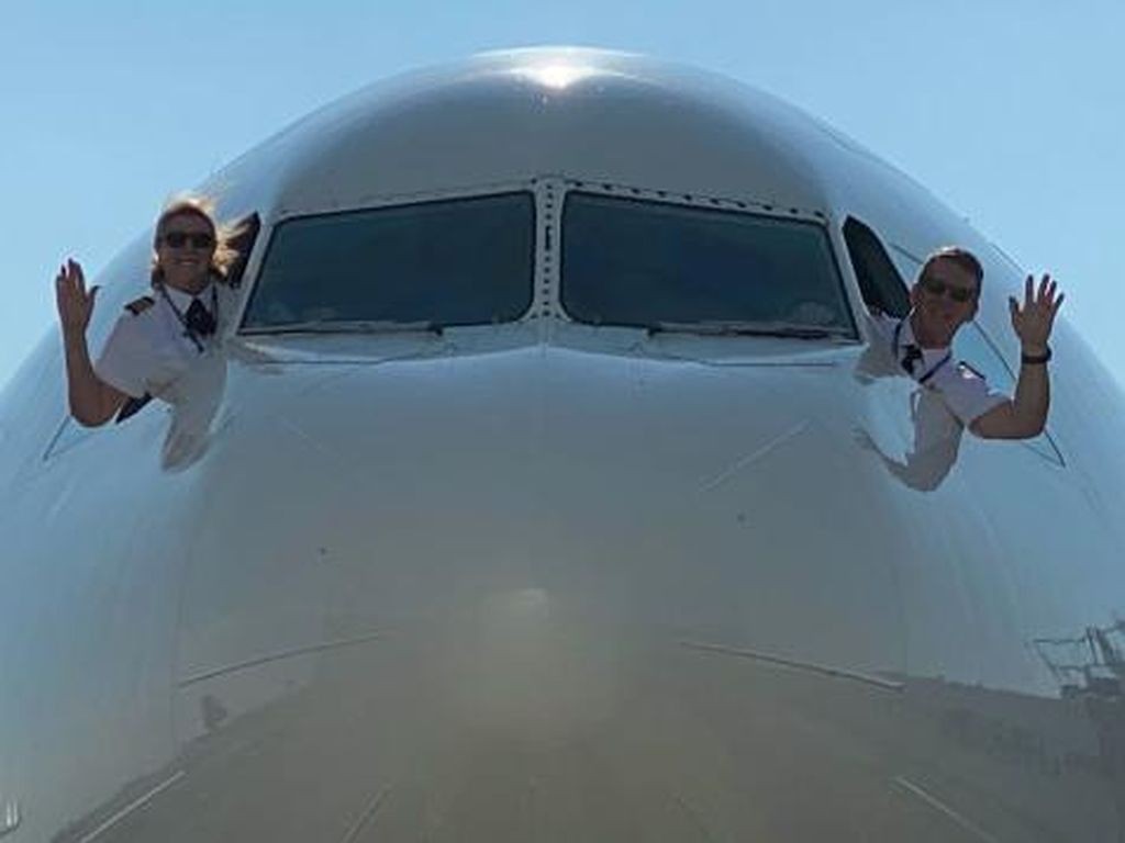Haru, Pasangan Pilot 6 Tahun Terbang Bersama Lalu Dipisahkan Pandemi Haru, Pasangan Pilot 6 Tahun Terbang Bersama Lalu Dipisahkan Pandemi