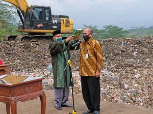 Intip Pelantikan Pejabat di Tempat Pembuangan Sampah