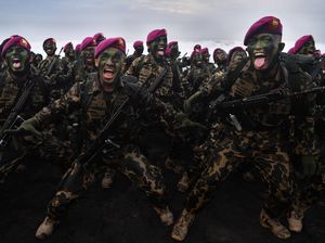 Jurus Hantu Laut Baret Ungu Halau Massa Rusuh Demonstrasi