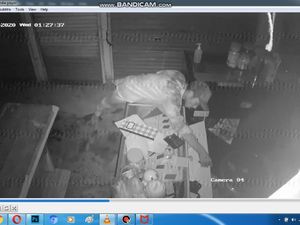 Jebol Atap, Pembobol Konter HP di Sukabumi Terekam CCTV