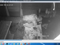 Jebol Atap, Pembobol Konter HP di Sukabumi Terekam CCTV