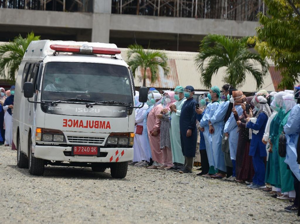 Penghormatan Terakhir untuk Jenazah Dokter Korban COVID-19 Penghormatan Terakhir untuk Jenazah Dokter Korban COVID-19
