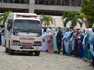 Penghormatan Terakhir untuk Jenazah Dokter Korban COVID-19 Penghormatan Terakhir untuk Jenazah Dokter Korban COVID-19