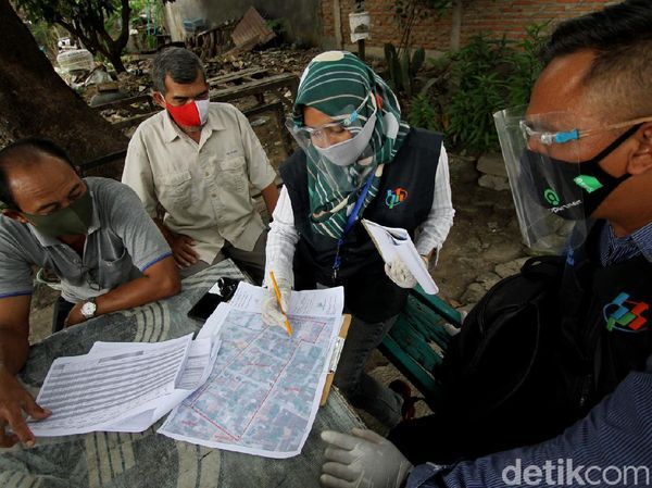 Petugas Pakai Masker-Sarung Tangan Saat Sensus Penduduk di Solo