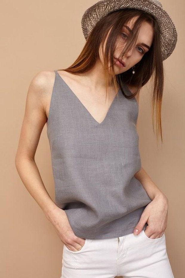 Ubah kaus lama jadi potongan V neck yang saat ini sedang trend.