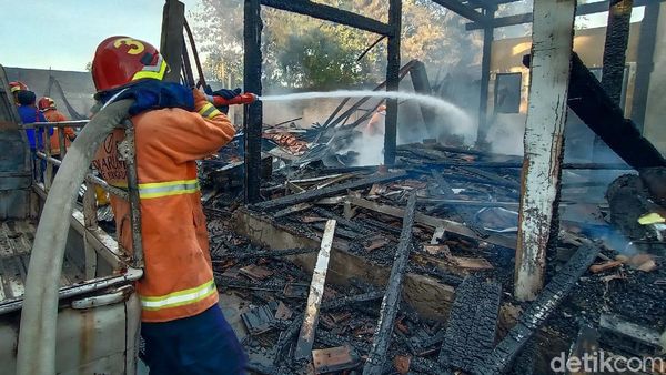 Potret Gudang Mebel di Kudus yang Ludes Terbakar