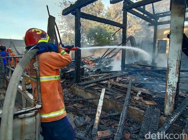 Potret Gudang Mebel di Kudus yang Ludes Terbakar