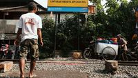 Potret Warga Pinggir Rel Petamburan Saat PSBB Transisi Diperpanjang
