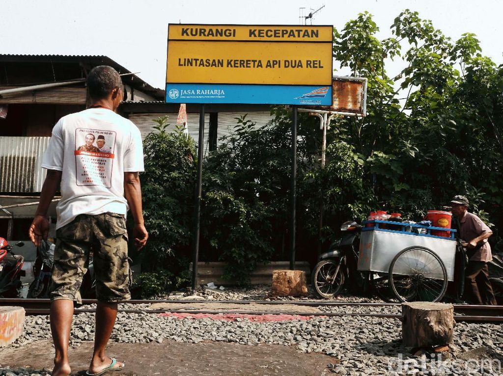 Potret Warga Pinggir Rel Petamburan Saat PSBB Transisi Diperpanjang Potret Warga Pinggir Rel Petamburan Saat PSBB Transisi Diperpanjang