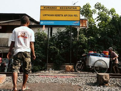 Potret Warga Pinggir Rel Petamburan Saat PSBB Transisi Diperpanjang