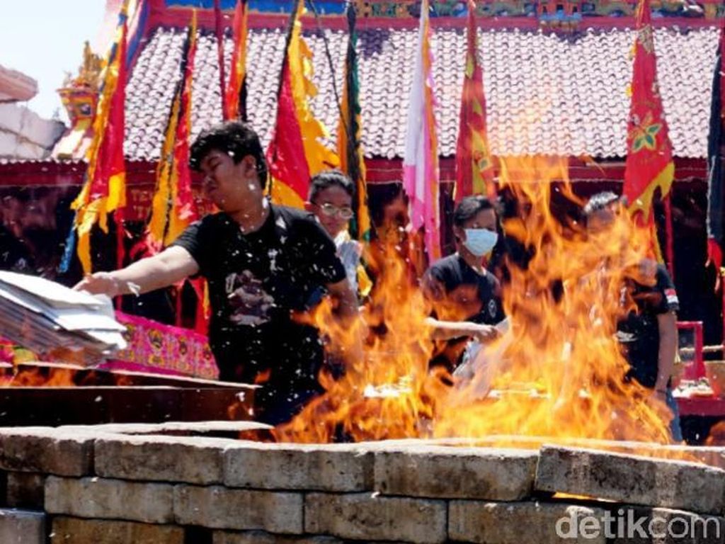 Klenteng Po An Thian Pekalongan Punya Tradisi Bakar Uang Arwah Klenteng Po An Thian Pekalongan Punya Tradisi Bakar Uang Arwah