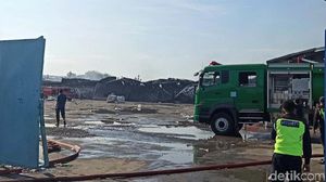 Setelah 17 Jam, Kebakaran Gudang Pabrik Polytron Berhasil Dipadamkan