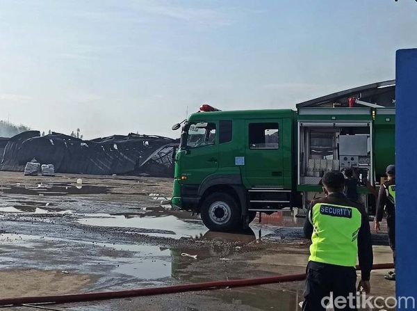 Setelah 17 Jam, Kebakaran Gudang Pabrik Polytron Berhasil Dipadamkan