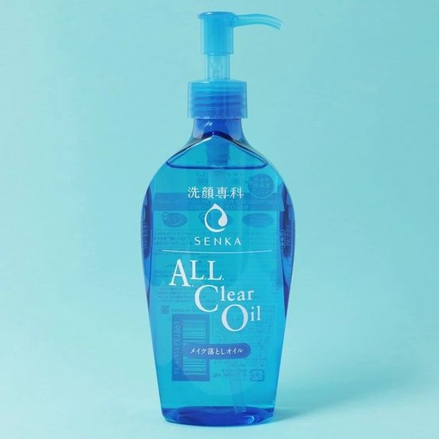 Lalu Somi menggunakan oil cleansing dari produk Shiseido.