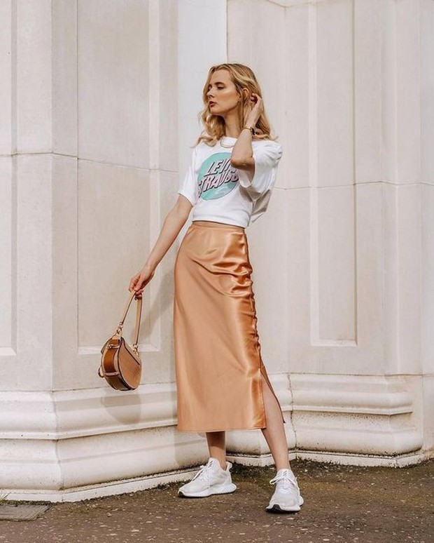 Karena mempunyai bahan dasar sedikit sutra, silk skirt sangat nyaman dipakai.