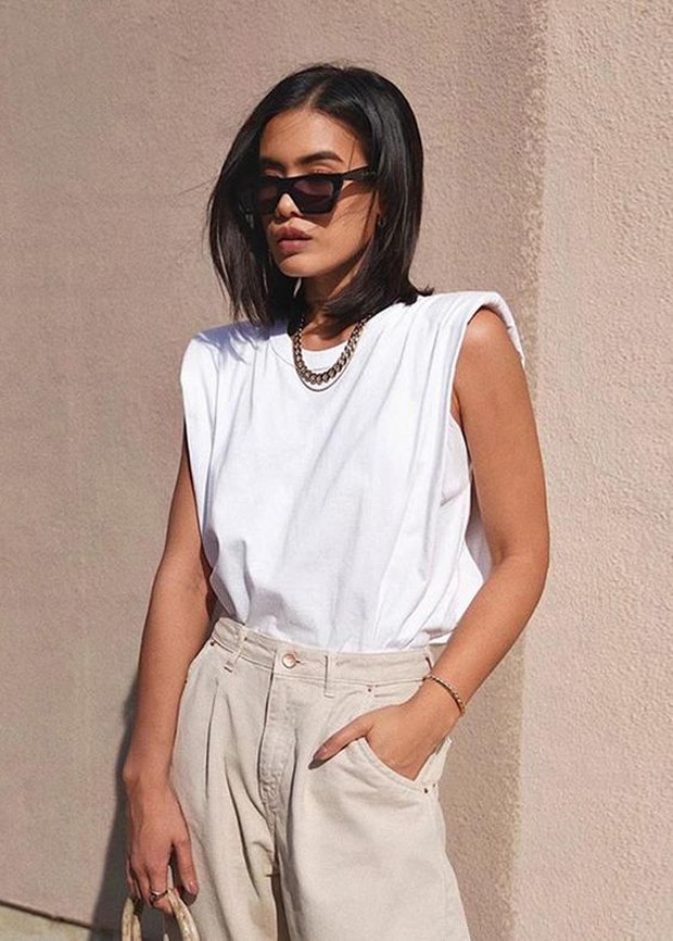 Tampil simple namun stylist dengan potongn sleeveless.