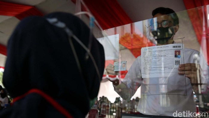 Tes CPNS di Tengah Pandemi COVID-19 Rangkaian Seleksi Calon Pegawai Negeri Sipil (CPNS) gugusan tahun 2019 kembali dilanjutkan. Tes dijalankan dengan protokol kesehatan ketat terkait pandemi COVID-19.