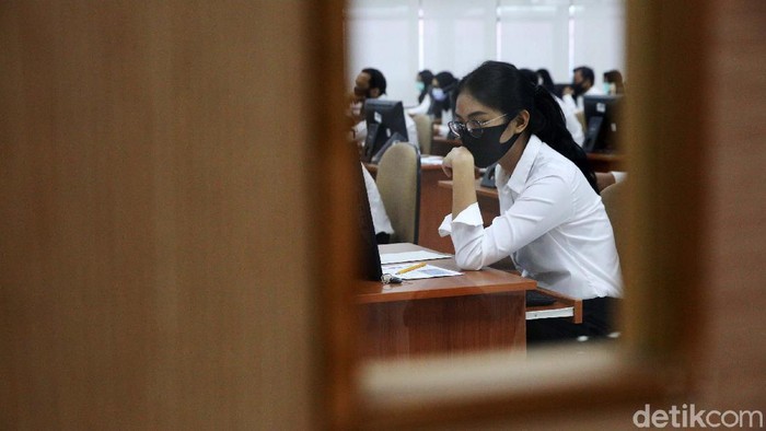 Tes CPNS di Tengah Pandemi COVID-19 Rangkaian Seleksi Calon Pegawai Negeri Sipil (CPNS) formasi tahun 2019 kembali dilanjutkan. Tes dilakukan dengan protokol kesehatan ketat terkait pandemi COVID-19.
