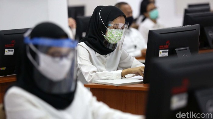 Tes CPNS di Tengah Pandemi COVID-19 Rangkaian Seleksi Calon Pegawai Negeri Sipil (CPNS) formasi tahun 2019 kembali dilanjutkan. Tes dilakukan dengan protokol kesehatan ketat terkait pandemi COVID-19.