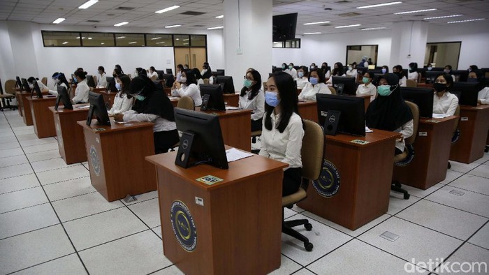 Tes CPNS di Tengah Pandemi COVID-19 Rangkaian Seleksi Calon Pegawai Negeri Sipil (CPNS) formasi tahun 2019 kembali dilanjutkan. Tes dilakukan dengan protokol kesehatan ketat terkait pandemi COVID-19.