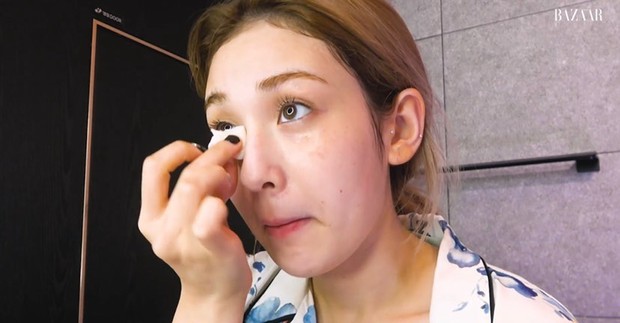 Selanjutnya Somi menggunakan toner namun tidak menyebutkan secara jelas produknya.