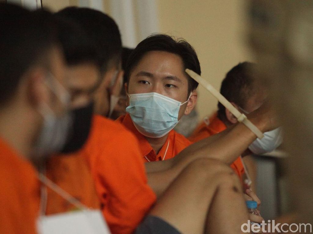Polisi Limpahkan Berkas Kasus Pesta Gay di Apartemen Kuningan Pekan Ini Polisi Limpahkan Berkas Kasus Pesta Gay di Apartemen Kuningan Pekan Ini