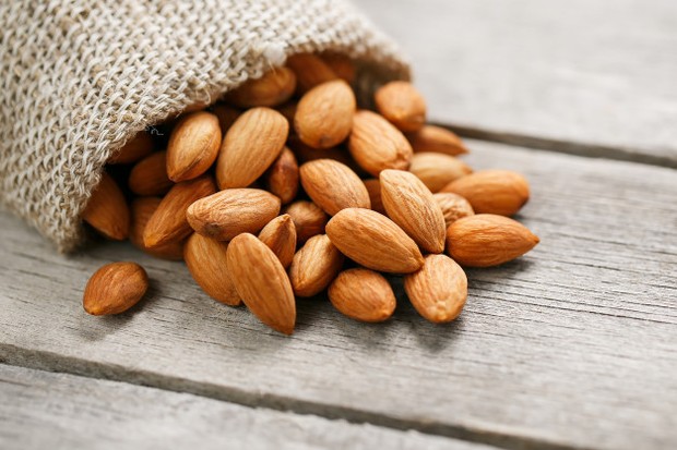Kacang almond ini juga diklaim bisa membantu meningkatkan kualitas tidur, karena almond merupakan sumber hormon melatonin. Dimana hormon ini mengatur jam internal dan memberi sinyal pada tubuh setiap orang untuk bersiap tidur.