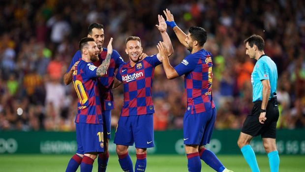 BARCELONA, SPAIN - SEPTEMBER 24: Arthur Melo of FC Barcelona celebrates with his teammates Sergio Busquets, Luis Suarez and Lionel Messi after scoring his team's second goal during the Liga match between FC Barcelona and Villarreal CF at Camp Nou on September 24, 2019 in Barcelona, Spain. (Photo by Alex Caparros/Getty Images)