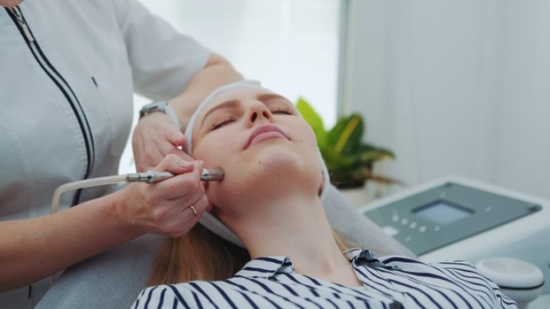 salah satu cara mengatasi bintik hitam akibat efek sinar matahari yaitu dengan perwatan mikrodermabrasi