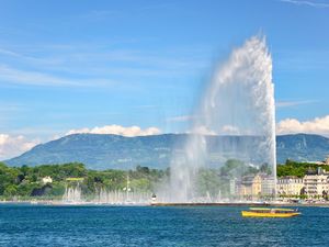 Nekat Berujung Petaka, Pria Ini Naiki Air Mancur Raksasa