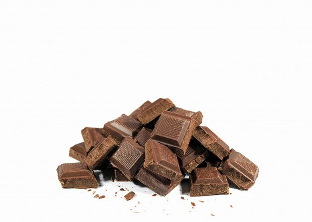 Dark cokelat mengandung antioksiodan kako yang mencegah penuan kulit dini.