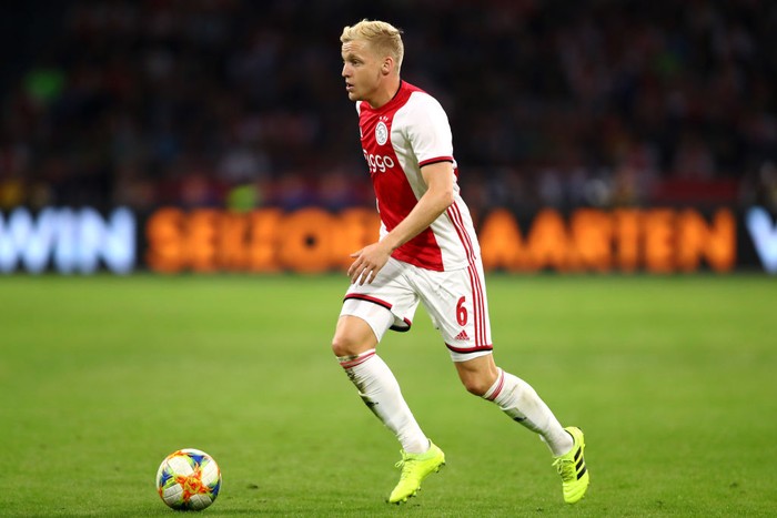 AMSTERDAM, NETHERLANDS - AUGUST 13:  Donny van de Beek of Ajax in action during the UEFA Champions League 3rd Qualifying match between Ajax and PAOK Thessaloniki at Johan Cruyff Arena on August 13, 2019 in Amsterdam, Netherlands. (Photo by Dean Mouhtaropoulos/Getty Images)