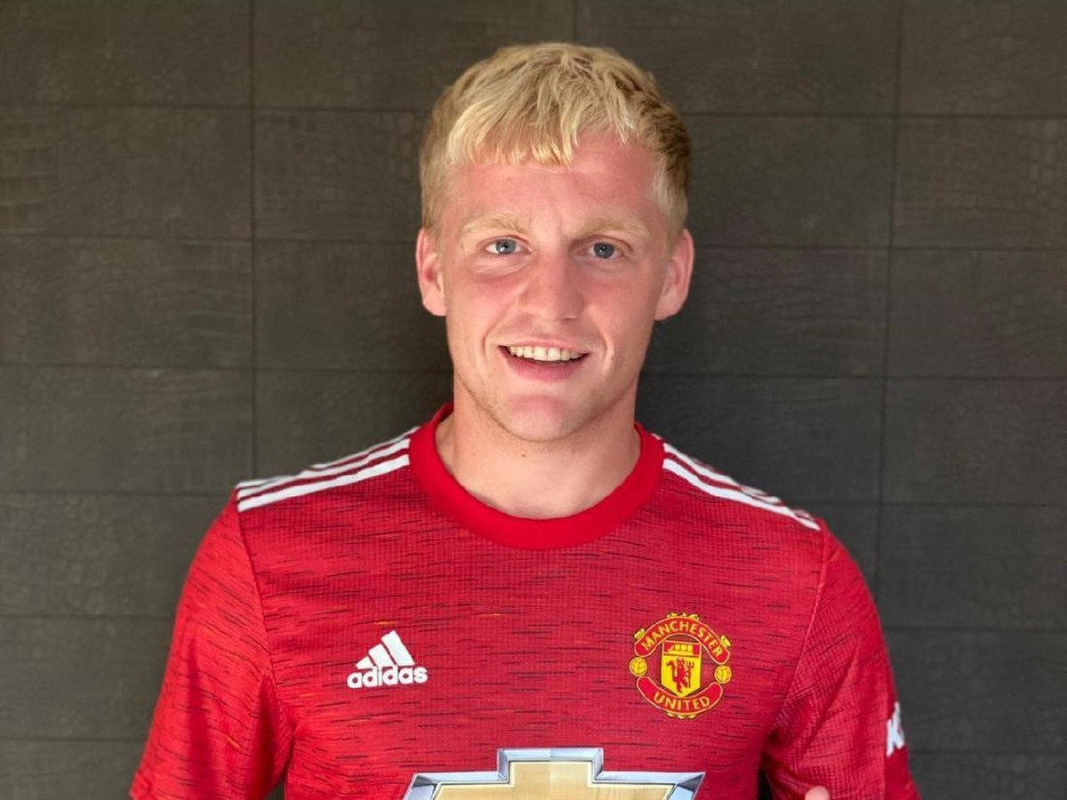 Van den Beek dikontrak MU selama 5 musim. Foto: Twitter @ManUtd